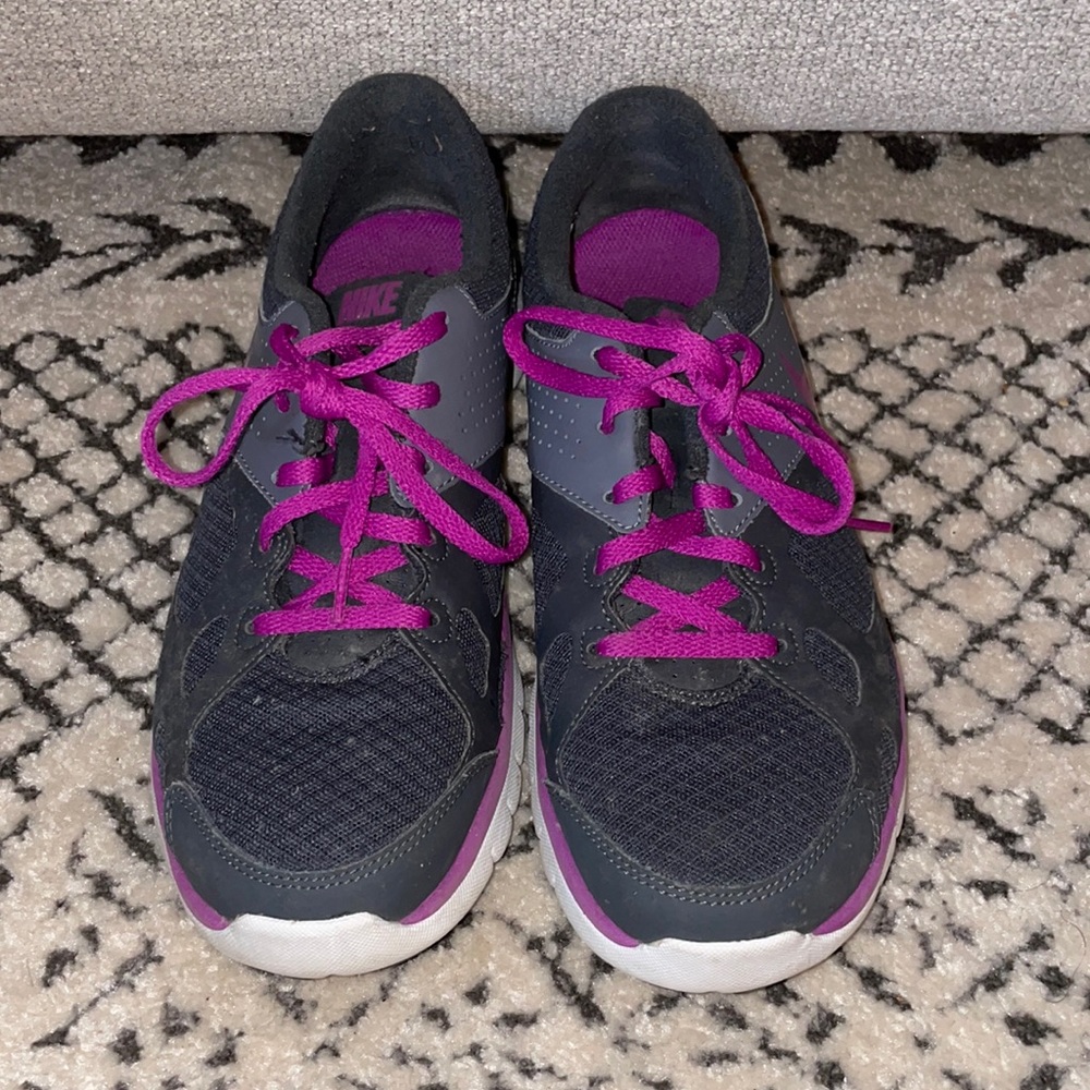 NIKE womens size 9
